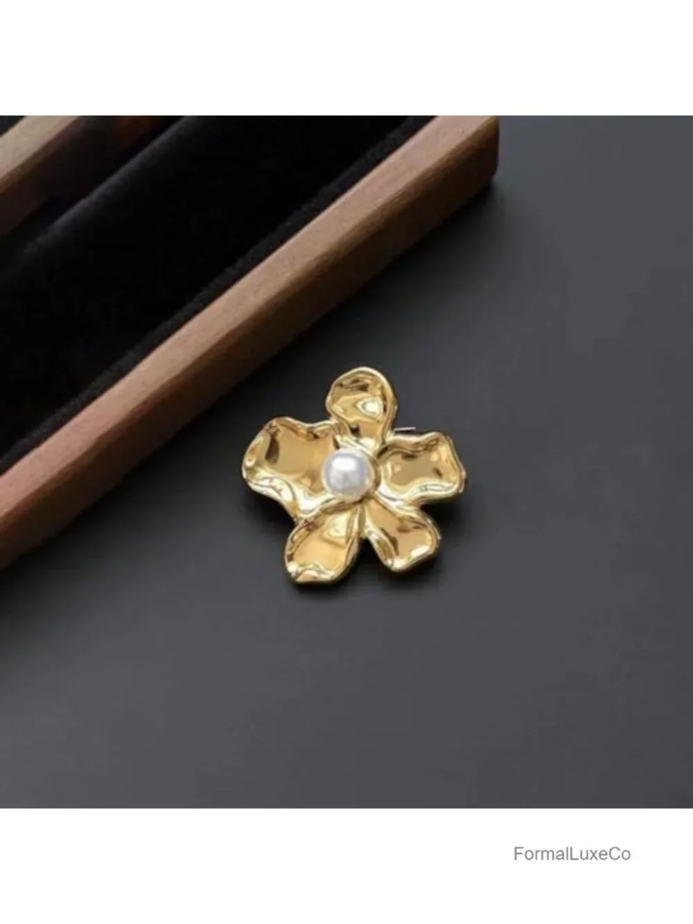 Gold Pearl Flower Brooch Pin for Women Chunky Floral Statement Vintage Style